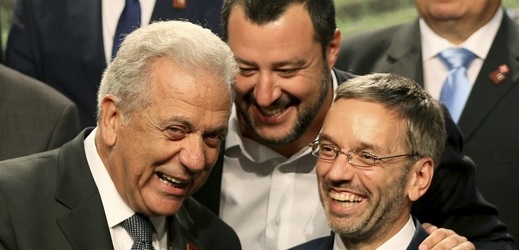 Rakouský ministr vnitra Herbert Kickl (vpravo) při debatě s Dimitrisem Avramopoulosem (zleva) a Matteem Salvinim.