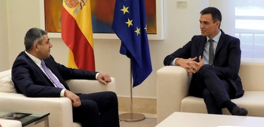 Premiér Španělska Pedro Sanchez (vlevo) hovoří s generálním tajemníkem WHO Zurabem Pololikashvilim.