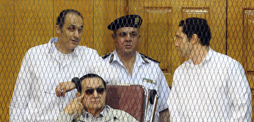 Bývalý egyptský prezident Hosni Mubarak a jeho synové Gamal (zleva) a Alaa.