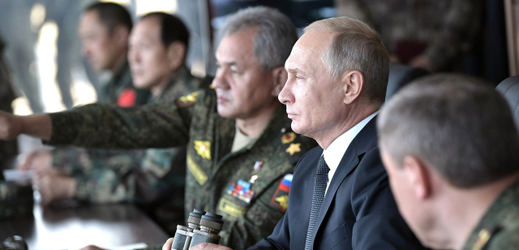 Ruský prezident Vladimír Putin sleduje vojenské manévry Vostok 2018.