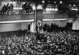 Adolf Hitler během projevu na jednom se sjezdů nacionálně sociální strany v německém Mnichově v roce 1938.