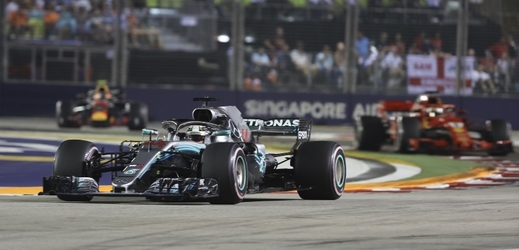 Brit Lewis Hamilton navýšil v Singapuru vedení na 40 bodů.