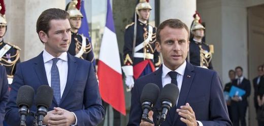 Zleva rakouský kancléř Sebastian Kurz a francouzský prezident Emmanuel Macron.