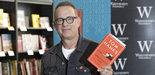 Americký herec Tom Hanks se svou knihou povídek.