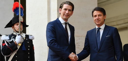 Rakouský kancléř Sebastian Kurz (vlevo) při úterním setkání s italským premiérem Giuseppem Contem.