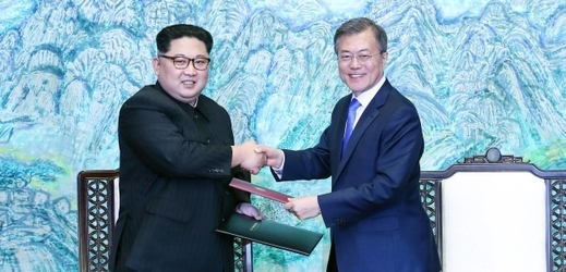 Zleva Kim Čong-un a jihokorejský prezident Mun Če-in.