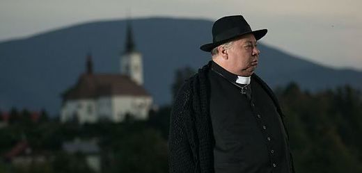 Norbert Lichý v roli faráře a básníka.