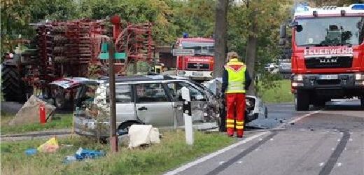 Po srážce auta s traktorem v Sasku se zranili čtyři Češi.