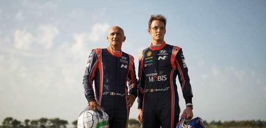 Jezdci Gabriele Tarquini a Thierry Neuville. 