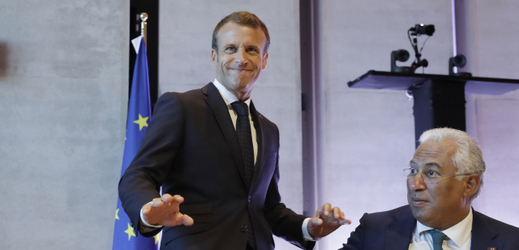 Francouzský prezident Emmanuel Macron (vlevo) a předseda portugalské vlády António Costa. 
