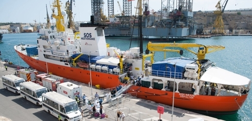 Loď Aquarius zachránila 11 migrantů u Libye, hledá přístav.