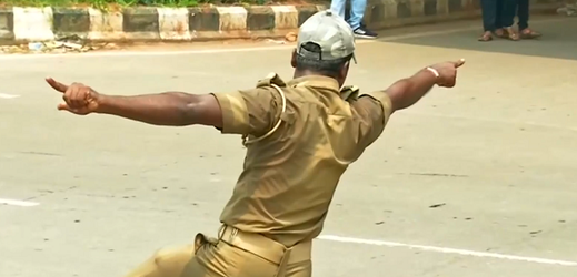 Policajt řídí indickou dopravu tancem.