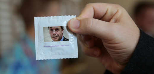 Ochrana před EU? Kondomy s portrétem Farage, nabízí UKIP.