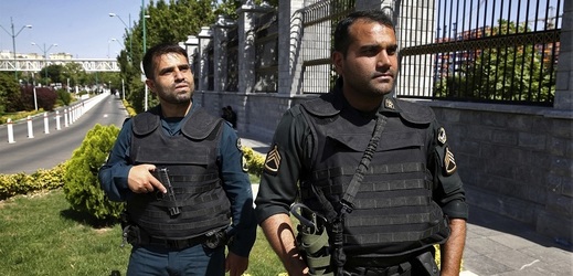 Íránské bezpečnostní složky před budovou parlamentu.