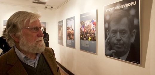 Ivan M. Havel pozoruje snímek svého bratra, prvního českého prezidenta, Václava.