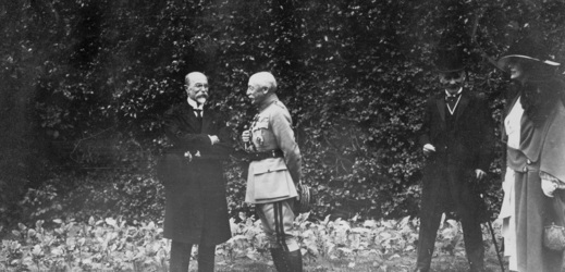 První československý prezident Tomáš Gariggue Masaryk (vlevo) a francouzský generál Maurice César Joseph Pellé.
