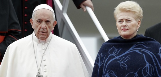 Papež František a litevská prezidentka Dalia Grybauskaiteová.