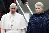 Papež František a litevská prezidentka Dalia Grybauskaiteová.