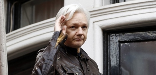 Julian Assange se na ekvádroské ambasádě v Londýně ukrývá šest let.