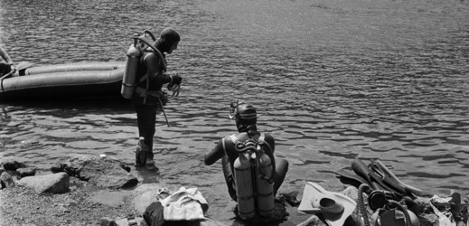 Potápěči na Čertově jezeře v červenci 1964.
