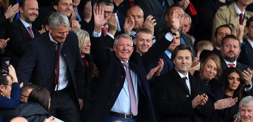 Alex Ferguson se poprvé od květnové operace mozku vrátil na stadion Old Trafford.