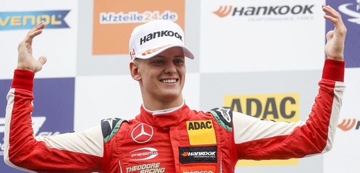 Mick Schumacher se raduje z výhry v závodu ve Formuli 3.