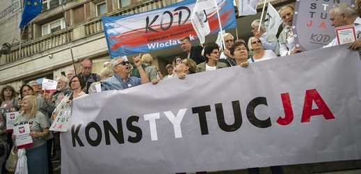 Poláci protestovali proti reformám v soudnictví.