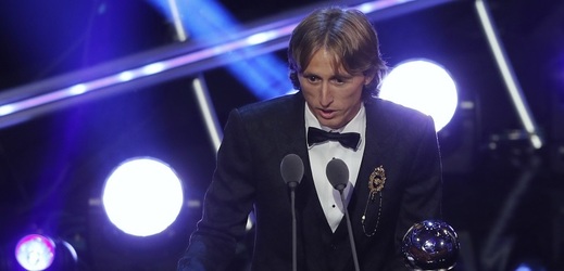 Chorvatský fotbalista Luka Modrič s cenou pro nejlepšího fotbalistu.