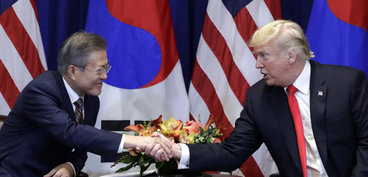 Jihokorejský prezident Mun Če-in (vlevo) a prezident USA Donald Trump.