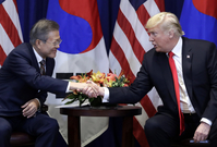 Jihokorejský prezident Mun Če-in (vlevo) a prezident USA Donald Trump.