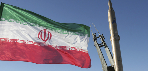 Íránská vlajka a raketa Sadžíl. 