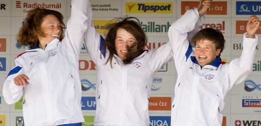 Trojice Tereza Fišerová, Kateřina Havlíčková a Gabriela Satková si dojely pro stříbro.
