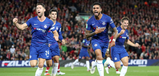 Radost fotbalistů Chelsea po gólu do sítě Liverpoolu.