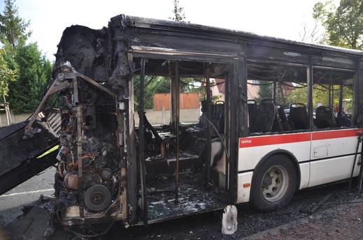 FOTO: Linkový autobus shořel, málem i dům vedle něj