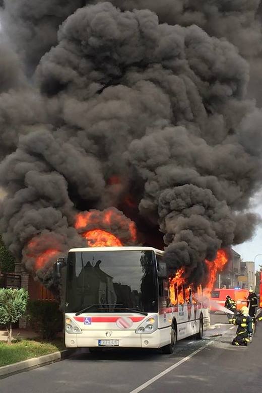 FOTO: Linkový autobus shořel, málem i dům vedle něj