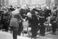 Státní akt za Reinharda Heydricha v Berlíně 9.června 1942 . Vůdce Adolf Hitler se zdraví s prezidentem Emilem Háchou, za Háchou 2. v řadě je hajlující K. H. Frank.