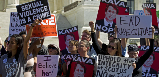 Protest vůči Brettu Kavanaughovi ve Washingtonu.