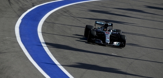 Závodník formule 1 Lewis Hamilton.