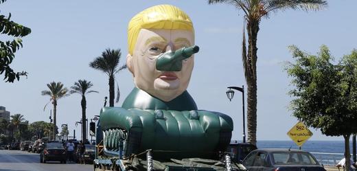 Bejrútem projelo umělecké dílo v podobě Donalda Trumpa.