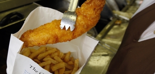 Legendární britská specialita "Fish and Chips".