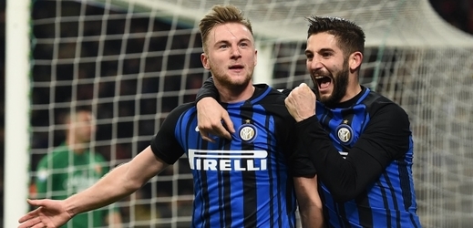 Milan Škriniar (vlevo) slaví vstřelenou branku v dresu Interu Milán.
