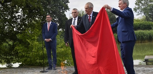 Miloš Zeman nechal v polovině června trenýrky spálit.