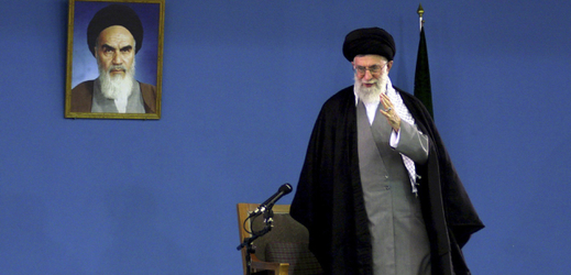 Nejvyšší duchovní islámské republiky Ajatolláh Alí Chameneí. 