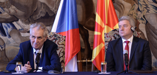 Český prezident Miloš Zeman (vlevo) a prezident Makedonie Ďorge Ivanov vystoupili 4. října 2018 na tiskové konferenci po jednání na Pražském hradě.