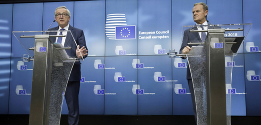 Šéf Evropské komise Jean-Claude Juncker (vlevo) a předseda Evropské rady Donald Tusk.