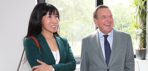Gerhard Schröder s jihokorejskou partnerkou Kim So-jon.