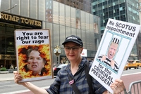 Lidé demonstrují v New Yorku proti Kavanaughově kandidatuře. 