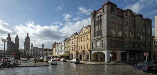 Pohled na bývalý obchodní dům Václava Špalka (vpravo) na rohu Klicperovy ulice v Hradci Králové .