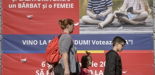 Přijďte hlasovat! vyzývá billboard v Rumunsku.