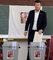Předseda hnutí SPD Tomio Okamura hlasoval na Základní škole Na Slovance v Praze 8. (Foto: Šulová Kateřina)
